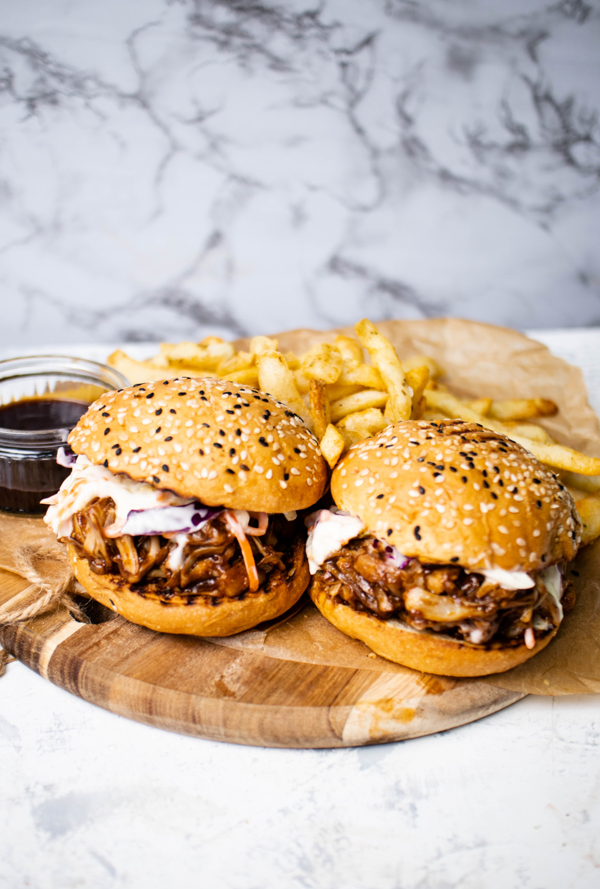 15-minute Easy Vegan BBQ Pulled Jackfruit Burgers – Vegan Easy ...